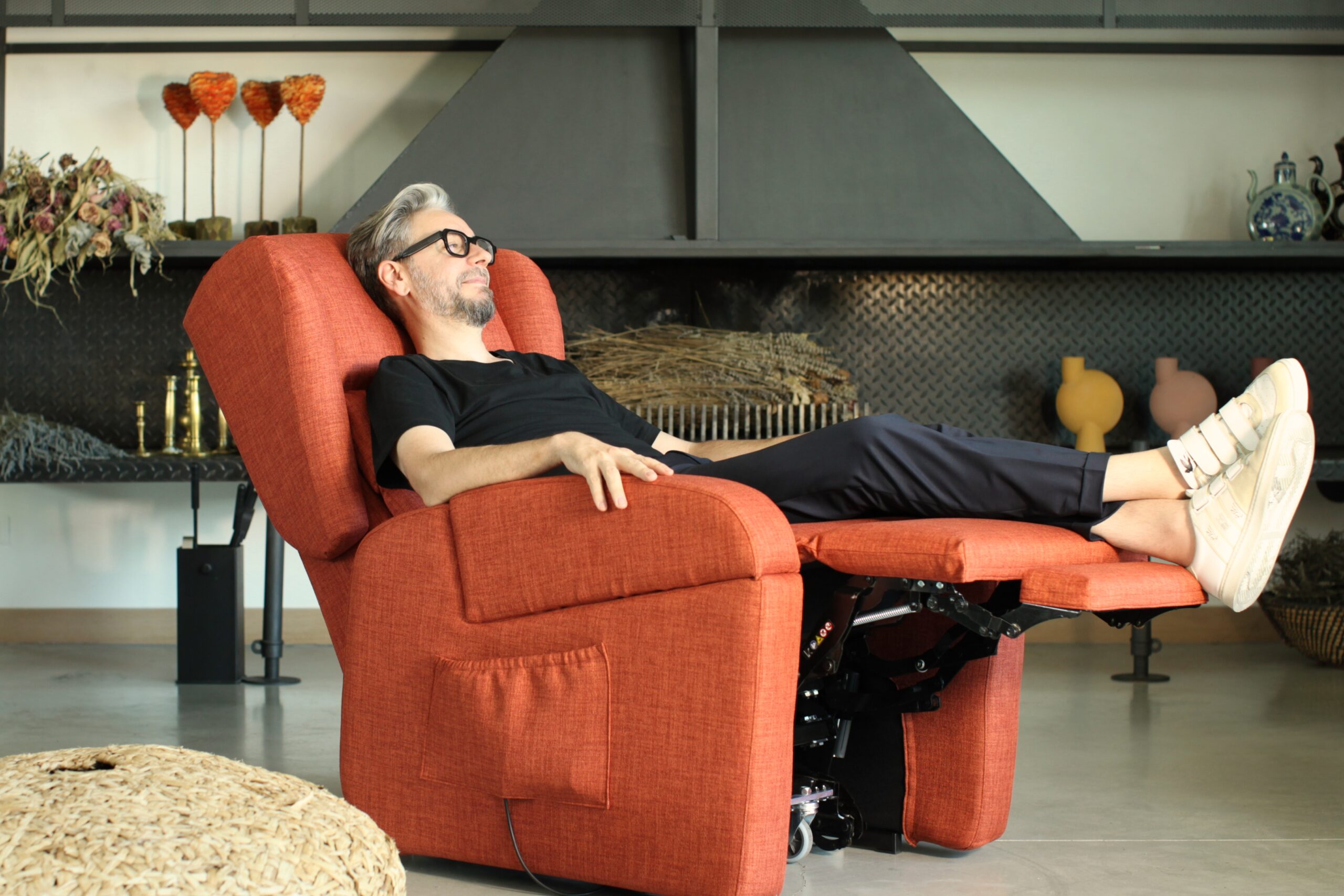 A well-designed armchair for the elderly is not just comfortable: it accompanies the person in five key positions that improve posture, circulation, and autonomy, every day. In this Poltrone La Castellana guide, we will see what they are, when to use them, and how to recognize them in a showroom.