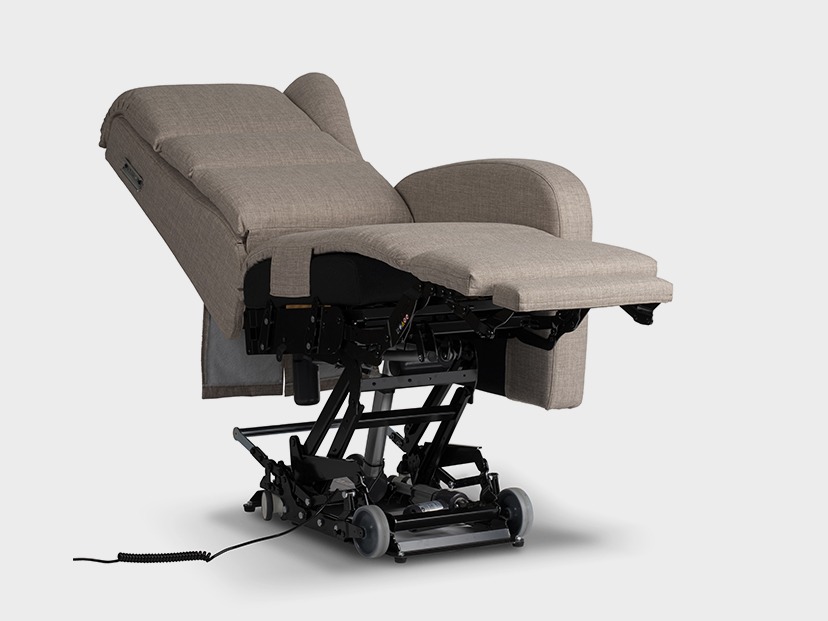 When discussing the fully-featured reclining armchairs for the elderly and disabled, Rocky sets the standard. It is a mechanism designed by Poltrone La Castellana to offer maximum autonomy to the user and more safety to the caregiver. It's not just for relaxation: Rocky goes from armchair to bed and, when needed, functions as a true stretcher that can be easily positioned next to the bed.