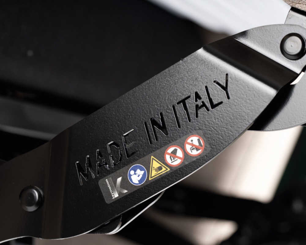 Poltrona alzapersona batteria per posizionamento senza cavi a vista