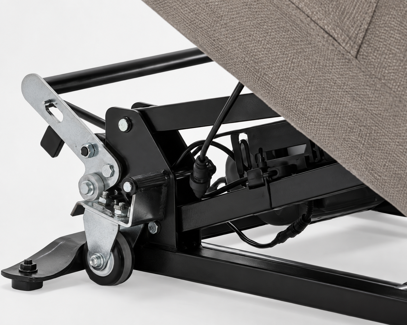 Carrello ruote manuale della poltrona alzapersona con il dispositivo di attivazione visibile