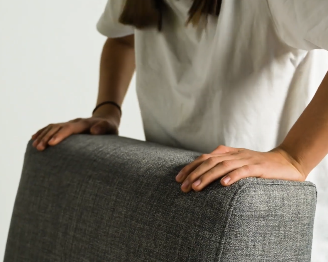 Poltrona relax condivisa provata separatamente da due persone in momenti diversi