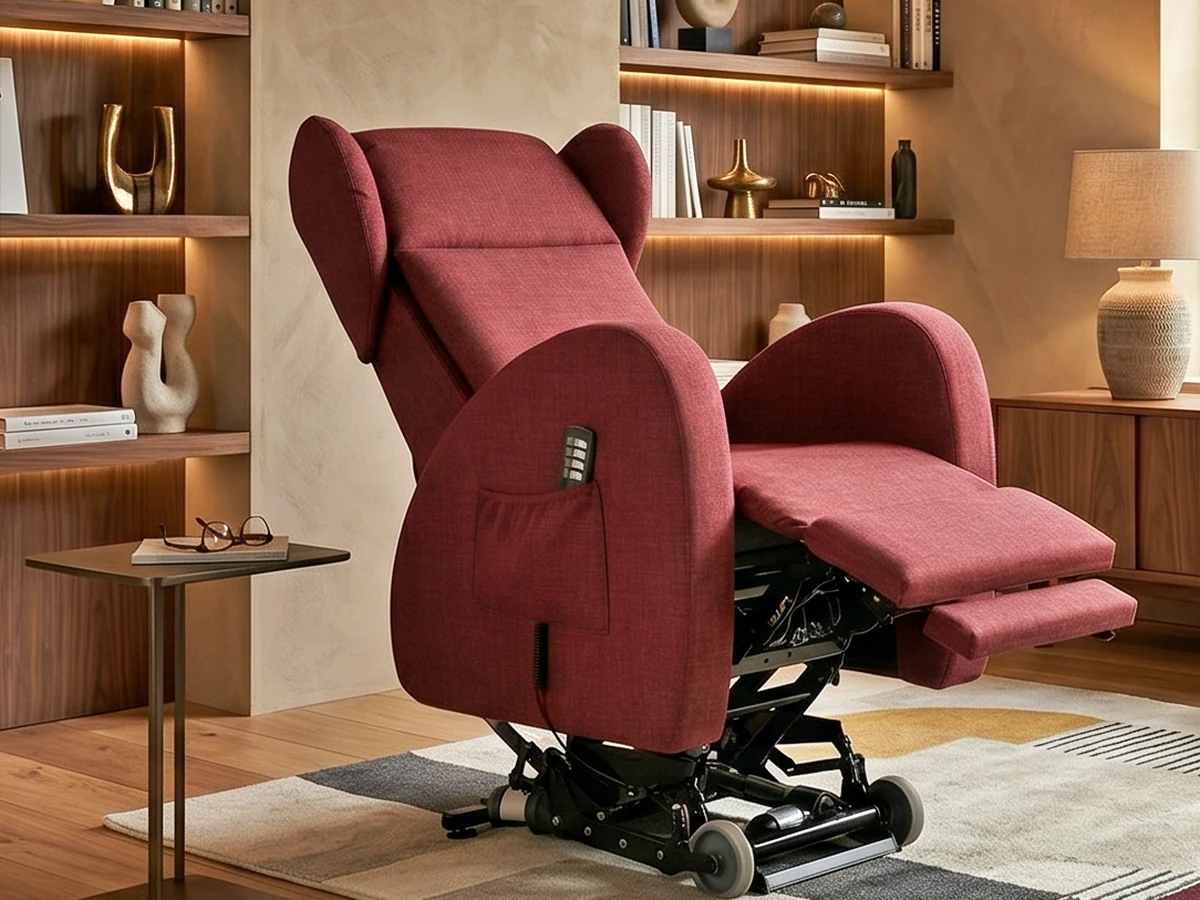Poltrona relax elettrica La Castellana reclinata in posizione letto, con poggiapiedi esteso e meccanismo di sollevamento visibile